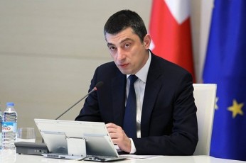 batonma-biZinam-absoluturad-gulwrfelad-upasuxa-sazogadoebaSi-dagrovil-kiTxvebs
