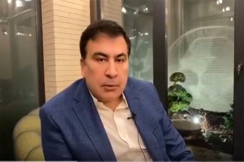 mixeil-saakaSvili-amjerad-policielebs-emuqreba-video