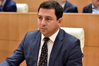 opoziciis-nawilis-protesti-iqamde-Camovida-rom-deputatebs-ekiTxebodnen-diliT-cxra-saaTze-ratom-moxvediT-parlamentSio-es-aris-komikuri
