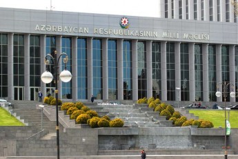 azerbaijanis-parlamentma-TviTdaTxovnis-gadawyvetilebas-mxari-dauWira