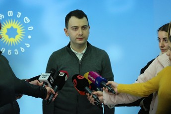 giorgi-CakvetaZe-TiToeuli-Cvengani-gverdze-unda-gadges-Zaladobisgan