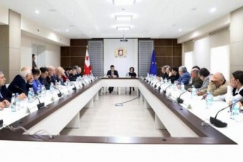 klinikis-xelmZRvanelebis-Sexvedra-premierTan---ra-uTxra-gaxariam-gabrazebul-medikosebs