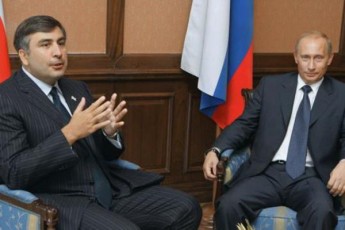 saakaSvili-putinTan-pirveli-Sexvedris-win-eklesiaSi-didxans-vloculobdi