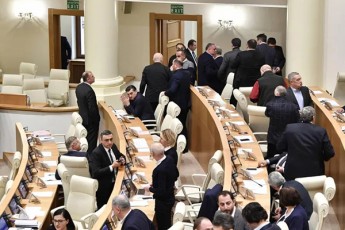 irakli-kobaxiZis-informaciiT-opoziciis-warmomadgenelma-sxdomaTa-darbazSi-gaurkveveli-nivTiereba-Seitana-da-daasxa-ris-gamoc-deputatebma-darbazi-datoves