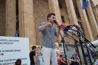 ar-gavTqvamT-vin-gaakeTa--diRmelaSvili-parlamentSi-gaSvebul-sunze