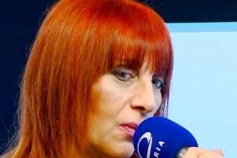 nana-gagua-am-goimebs-vin-mfarvelobs-da-vin-atarebs-xelis-gulze