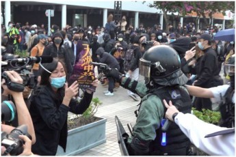 Sobis-win-hong-kongSi-policiam-demonstrantebis-winaaRmdeg-cremlmdeni-gazi-gamoiyena