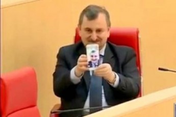 uCipo-piradobis-mowmoba-da-pasporti-arCevnebis-gayalbebis-xerxia---advilia-maTi-beWdva