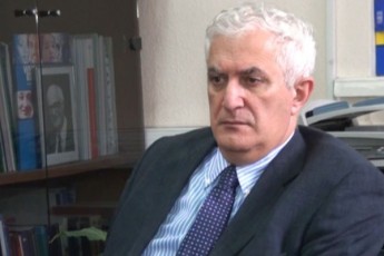 amiran-gamyreliZe-yvela-am-braldebas-udevs-mxolod-da-mxolod-politikuri-sarCuli