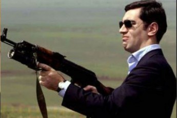 erTi-SenTan-damajina-an-studiaSi-an-Senive-kameraSi-Se-Cmoro-Sena-dReSi-TiTo-panCuri-unda-girtya-ra--viRaca-Sinaurma-am-miSas-yofil-zonder-oqruaSvils-Seaxsenos
