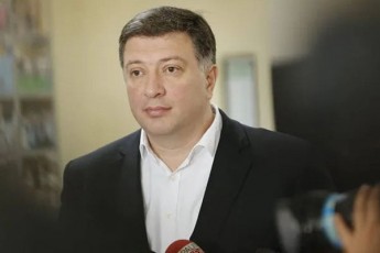 gigi-ugulava-nika-melia-absoluturad-ukanonod-konstituciis-darRveviT-gaagdes-parlamentidan