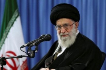 aiaTola-ali-hameini-trampi-klounia-romelic-iranel-xalxs-zurgSi-Sxamian-xanjals-Cascems