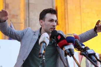SoTa-diRmelaSvili-grigol-vaSaZe-is-kacia-romelic-aqciebis-dros-scenaze-ki-ara-scenis-ukanac-ar-SemouSva-Cvenma-dacvam