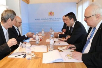 Sokoladis-mwarmoebeli-Sveicariuli-kompania-kamil-bloSi-saqarTveloSi-Txilis-plantaciebs-gaaSenebs