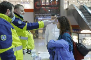 Tbilisis-aeroportSi-mgzavrebs-koronavirusze-amowmeben---jer-eWvi-aravisze-ar-gvaqvs