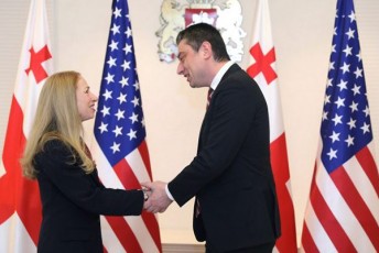 Zalian-kmayofili-var-Zalian-Sinaarsiani-saubari-Sedga--amerikis-elCi-giorgi-gaxariasTan-Sexvedras-dadebiTad-afasebs