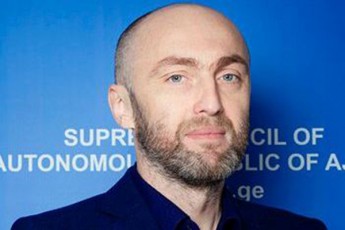 umaRlesi-sabWos-deputati-daviT-bacikaZe-uxerxulia-rodesac-saakaSvilis-partiis-wevrebi-monas-geZaxian