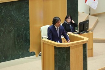 irakli-kobaxiZe-simboluria-rom-parlamentSi-sabWouri-intervencia-ganaxorciela-elene-xoStariam-diplomiT-ruseTis-saerTaSoriso-usafrTxoebis-specialistma