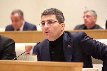 mamuka-mdinaraZe-qarTuli-ocnebis-gundidan-daniSnul-nebismier-adamianze-amboben-rom-ivaniSvilis-garemocvidanaa-aba-saakaSvilis-garemocvidan-xom-ar-dainiSneboda