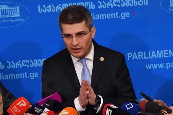 mamuka-mdinaraZe-pirveli-prezidentis-saxelobis-darbazSi-rusuli-himnis-aJRereba-zviad-gamsaxurdias-umZimesi-Seuracxyofaa