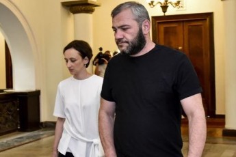 advokati-Tu-kidev-vinme-gaakeTebs-komentars-rom-zaza-saraliZes-garkveuli-Tanxa-aqvs-miRebuli-Svilis-gayidvaSi-mas-amis-dadastureba-mouwevs