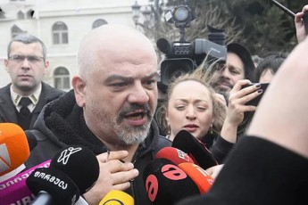 Tengiz-kalandia-kalandiebis-ojaxs-Seaxoces-xeli-jojoxeTSi-rom-momiwios-gavla-gavivli-da-bevrsac-wavaTrev-im-jojoxeTSi