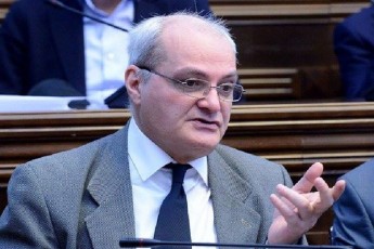 gia-gaCeCilaZe-adamianebi-vinc-erTmaneTs-dasaWerad-dasdevda-visac-TanamebrZolebi-moukles-sxedan-imaT-gverdiT-vinc-es-Caidina