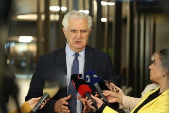 amiran-gamyreliZe-mcirewlovans-romlis-mSobelic-koronavirusiT-aris-daavadebuli-virusi-ar-daudastura