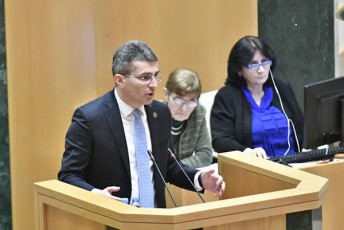 mamuka-mdinaraZe-3-4-dReSi-sakonstitucio-cvlilebaze-sakanonmdeblo-iniciativa-ukve-dawerili-saxiT-iqneba-warmodgenili