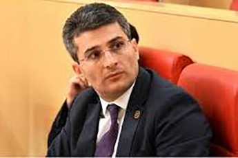 mamuka-mdinaraZe-giga-bokerias-vurCevdi-waikiTxos-ra-cvlilebebi-Sevida-konstituciaSi-da-bundovani-aRar-iqneba
