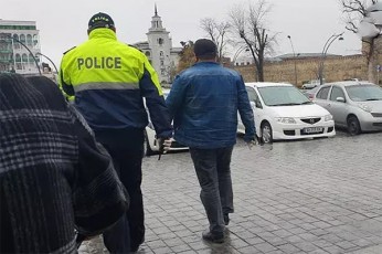 sapatrulo-policiam-TviTizolaciis-wesebis-darRvevis-gamo-sakarantino-zonebSi-iZulebis-wesiT-jamSi-55-adamiani-gadaiyvana