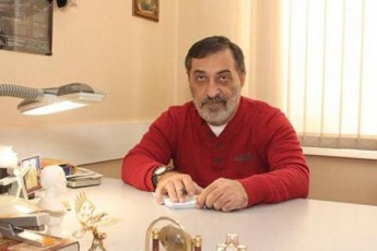 eqimi-homeopaTi-romelic-koronavirusis-sawinaaRmdego-wamlis-Seqmnaze-acxadebda-ojaxTan-erTad-TviTizolaciaSia