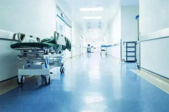 Tssu-s-pirvel-sauniversiteto-klinikaSi-moTavsebul-Cvils-da-mis-dedas-koronavirusi-ar-daudasturdaT