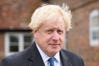 britaneTis-premiers-koronavirusi-daudasturda