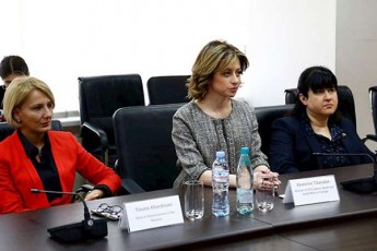ekaterine-tikaraZe-ZiriTadad-gvyavs-saSualo-simZimis-pacientebi-da-momaval-dReebSi-met-gamojanmrTelebuls-velodebiT