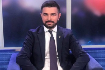 sandro-Tofuria-politikuri-qulebis-dawera-am-mtkivneul-dros-aris-unamusobis-piki