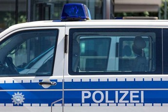 frankfurtSi-rkinis-xelketebiT-SeiaraRebuli-pirebi-daesxnen-Tavs-policias-romelic-maT-karantinis-dacvisken-mouwodebda
