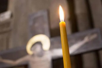 13-sasuliero-piri-gancxadebas-avrcelebs-da-aRniSnavs-rom-liturgiul-cxovrebaSi-aqtiur-monawileobaze-droebiT-uars-ambobs