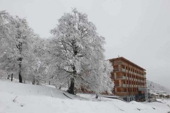 wuxel-bakurianSi-Tovli-movida-fotoebi