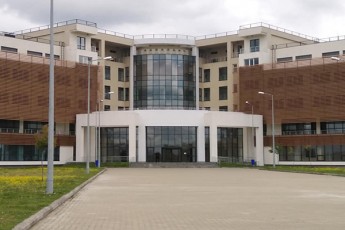 koronavirusiT-inficirebuli-samive-axali-pacienti-ruxis-multifunqciur-klinikaSi-gaagrZelebs-mkurnalobas