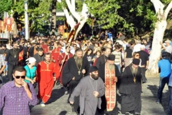 patriarqis-kurTxeviT-sasuliero-pirebi-xatebiT-Semoivlian-Tbilisis-quCebs-da-mosaxleobas-dalocaven