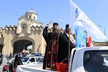 patriarqis-kurTxeviT-sasuliero-pirebis-mier-Tbilisis-quCebis-xatebiT-Semovla-da-mosaxleobas-dalocva-mimdinareobs
