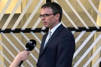 sven-miqseri-Cven-mxars-ar-vuWerT-erT-konkretul-politikoss-an-erT-konkretul-partias-Cven-mxars-vuWerT-saerTaSoriso-kanonebis-ZiriTad-principebs