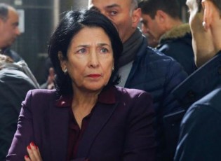 fainenSal-Taimsi---saqarTvelos-prezidenti-acxadebs-rom-kriziss-ruseTis-agresiis-gamowveva-SeuZlia