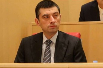 mimdinare-kviraSi-premier-ministri-parlamentis-winaSe-orjer-wardgeba