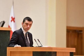 gaxaria-amjeradac-memgoni-cocxali-darCeba---premieris-parlamentSi-gamosvlisas-mwvave-debatebs-prognozireben