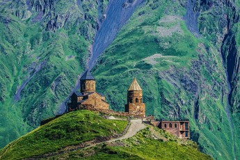 mTebi-laSqroba-da-Rvino-saqarTvelo-ivlisSi-saerTaSoriso-turizmis-gaxsnas-gegmavs