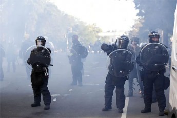 samarTaldamcavebma-TeTr-saxlTan-demonstrantebis-winaaRmdeg-crelmsadeni-gazi-da-rezinis-tyviebi-gamoiyenes