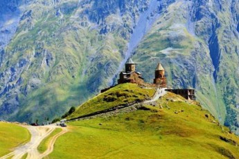 saqarTvelo-turistebisTvis-msoflios-usafrTxo-popularul-qveynebs-Soris-dasaxelda---ras-wers-gavleniani-samogzauro-platforma