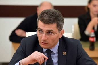 mamuka-mdinaraZe-adeiSvilis-da-saakaSvilis-Canawerze-sanam-gamoZieba-ar-dainteresdeba-msgavsi-detalebiT-Canawerze-seriozuli-laparaki-ar-SeiZleba